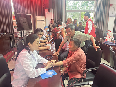 安徽省教科文衛(wèi)體工會組織勞模專家團隊赴學(xué)校幫扶村開展送醫(yī)送藥義診與社會經(jīng)濟咨詢服務(wù)活動